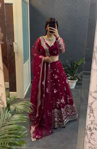 Colección de Bodas de tendencia Foux Georgette Lehenga Choli con Dupatta con encaje de cuatro lados Broder disponible a precio mayorista - Product Image 4