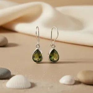 Boucles d'oreilles pendantes en or 18 carats plaqué or avec perle en forme de larme et diamants pour femmes - Bijoux - Product Image 2