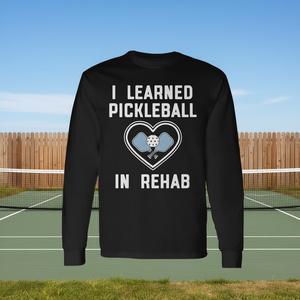 Maglietta a Maniche Lunghe per Amanti del Pickleball 'Ho Imparato il Pickleball in Riabilitazione' - Prodotto Promozionale - Product Image 3