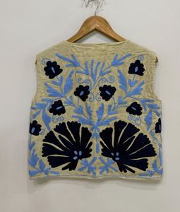 Gilet bohème beige fait main avec broderie florale complexe bleue et noire Doublure en laine texturée douce pour l'hiver - Product Image 2
