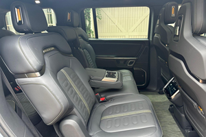 Rivian R1S Adventure Edition 2024 d'occasion en parfait état, conduite à gauche, sièges en cuir, caméra arrière - Product Image 6