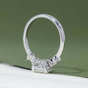 Anillo de compromiso solitario de diamante incoloro blanco moderno con corte de corazón de 2.20 quilates en diseño de oro blanco de 14 quilates - Product Image 4