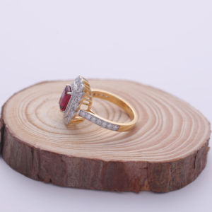 Bague en or rose, blanc et jaune 18 carats avec pierre précieuse rouge taille émeraude de 1,62 carat et double halo de diamants ronds - Product Image 3