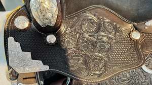 Montar a caballo de cuero hecho a mano personalizado de primera calidad, sillín de espectáculo occidental, adornos trenzados plateados, Conchos duraderos para profesionales - Product Image 4