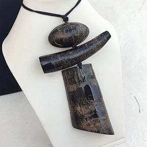 Collar de Lujo Hecho a Mano con Cuerno de Búfalo, Joyería Natural y Sostenible para Mujer, Alta Calidad - Product Image 1
