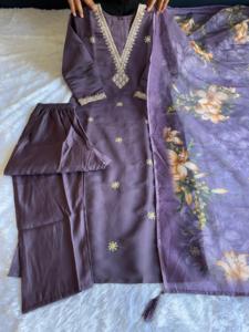 Nouveau Designer Kurti Pant Dupatta Ensemble avec Broderie Élégante Détaillant Choix Parfait pour Festive Wear Mariages Occasions Spéciales - Product Image 2