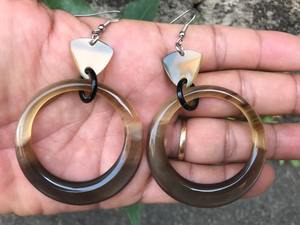 Pendientes de cuerno pulidos hechos a mano, joyería de moda al por mayor para mujer - Product Image 5
