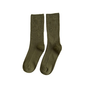 Chaussettes pour femmes en coton multicolores, rayées et tricotées, de la marque Jingwen - Product Image 2
