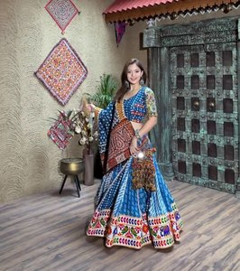 Lanzamiento de un nuevo y moderno lehenga choli festivo de rayón y algodón con gran vuelo y elegante trabajo en relieve. - Product Image 1