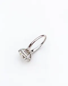 Anillos de diamantes de lujo asequibles a su alcance, un anillo de diamantes como una alianza de boda única disponible a un precio asequible - Product Image 2