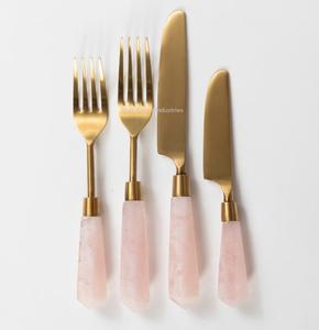 Lot de 4 couverts en métal doré avec poignées en résine rose rose pour la maison et les hôtels Service de couverts - Product Image 1