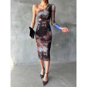 Vestido de Noche Beige de Tul con una Sola Manga - Product Image 2