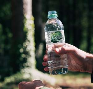 Eau aromatisée Volvic, pack de 50 ml, hydratation rafraîchissante avec infusion de fruits naturels, disponible en vrac, boisson saine - Product Image 2