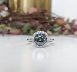 Anillo de Compromiso y Boda Clásico con Halo de Moissanita Gris de Corte Redondo de 2.70 CTW, Engaste Pavé, Plata de Ley 925, Regalo Nupcial Fino - Product Image 3