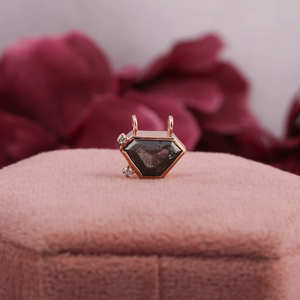 Colgante solitario de diamante natural con ajuste de bisel, colgante con forma de pentágono cortado con sal y pimienta rosa de hecho en oro macizo de 18kt - Product Image 2