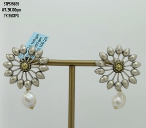 Pendientes colgantes de flores y perlas de Plata de Ley 925, joyería exagerada, de malla multicapa, chapados en oro, novedad de 2023 - Product Image 1
