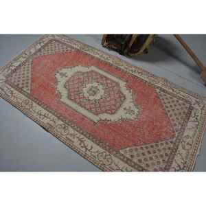 Alfombra Turca Vintage de 3.6x7 pies, Alfombra Roja y Blanca con Diseño de Plantas y Árboles - Product Image 4