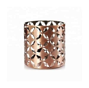 Portavelas de metal artesanal hecho a mano con detalles exquisitos y un diseño atemporal ideal para espacios de vida modernos - Product Image 3