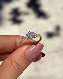 Anillo de compromiso vintage con moissanita de corte redondo de 7.5 mm, chapado en oro blanco, con incrustaciones ornamentales, joyería fina para mujer, venta al por mayor - Product Image 6