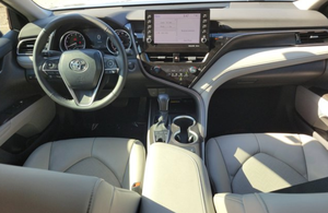 Toyota Camry XLE berline blanche automatique d'occasion en excellent état - Product Image 6