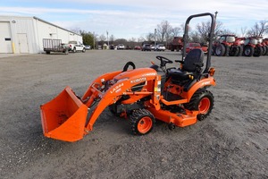 Tractor Kubota con Cargador Frontal Naranja 4x4 para Jardín Multifuncional - Product Image 2