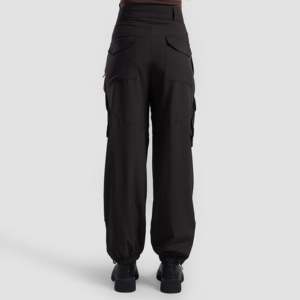 Pantalones Cargo Urban Pulse de Cintura Alta en Lona, Transpirables, Estilo Urbano, en Negro - Product Image 3