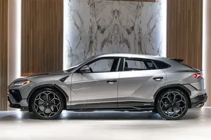 Pristine clean 2024 Lamborghini Urus - Product Image 3
