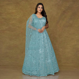 Vestido de Noche Radiante con Bordado de Red y Detalles Florales en Hilo, con Silueta Fluida, Ideal para Bodas y Fiestas - Product Image 1