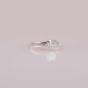 Pave Setting Anillo de compromiso con corte en forma de corazón Diseño elegante Anillo clásico de lujo con diamante creado en laboratorio en oro rosa de 18KT - Product Image 5