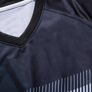 Maillot de rugby à coupe personnalisée avec col arrondi poignets extensibles logos de transfert de chaleur et mélange de matériaux légers et durables - Product Image 2