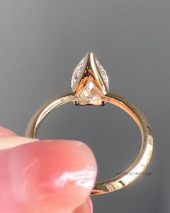 แหวนหมั้นเพชรโมอิสรูปลูกแพร์2กะรัตสีทองขาว18K สีทองขาวสง่างามพร้อมใบรับรอง - Product Image 5