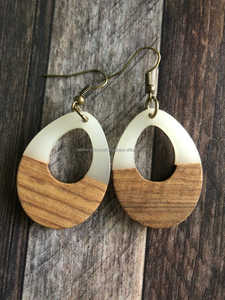 Boucles d'oreilles créoles en résine époxy et en bois nacre vibrante Style bohème fait à la main par FWE - Product Image 4