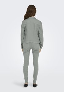Nouveau design de veste en jean pour femmes en fer forgé OEM Poches de poitrine et fermeture à boutons conçues pour les femmes pour un confort en toutes saisons - Product Image 2