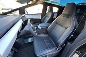 Camioneta Eléctrica AWD 2024, Caja de Cambios Automática, Volante a la Izquierda, Bajo Kilometraje, Interior Oscuro, Alto Rendimiento - Product Image 5