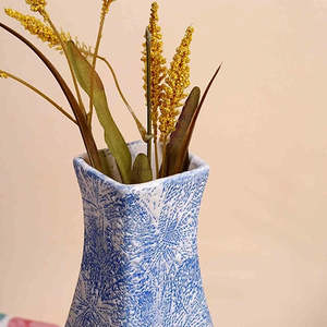 แจกันดอกไม้สีน้ำเงิน ดีไซน์โบฮีเมียน ผิวสัมผัสแบบมีเท็กซ์เจอร์ วัสดุเซรามิกพอร์ซเลน สำหรับตกแต่งบ้านสไตล์อาร์ตเดโค นอร์ดิก แบบดั้งเดิม และสมัยใหม่ - Product Image 1