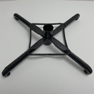 Élégant support de sapin de Noël en métal plaqué or fabriqué à la main avec une base sculptée, parfait pour les maisons de vacances décoratives et saisonnières - Product Image 3