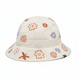 Chapeau Bob Personnalisé avec Logo Brodé Floral pour Femme – Protection Solaire Estivale, Coton Blanc, Casquette de Pêcheur, Idéal Plage et Extérieur - Product Image 1