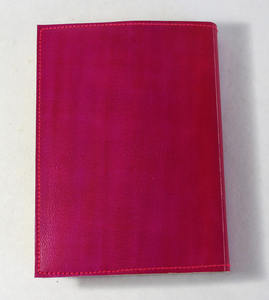 Journal en cuir fuchsia aspect vieilli, avec couverture souple en bois et sans acide, motif bananier symbolique en relief - Product Image 5