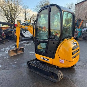 Mini-excavatrice sur chenilles compacte JCB 8018 CTS avec cabine complète et godet pour la construction, l'agriculture et l'aménagement paysager - Product Image 1
