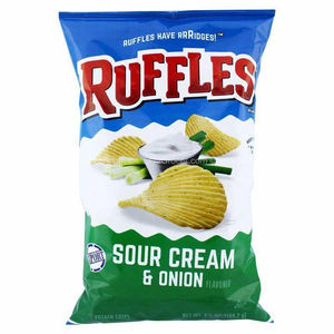 RUFFLES Chips de pommes de terre régulières Lays Ruffles Chips de pommes de terre à la crème sure et au bacon - Product Image 3