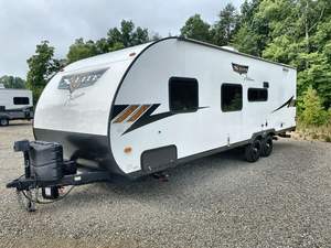 Caravane de voyage haut de gamme d'occasion 2023 2024 Forest River RVs Wildwood X-Lite, construction en aluminium, double amortissement, disponible - Product Image 4