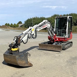 Mini-excavatrice sur chenilles Takeuchi TB240 d'occasion 2018, excavatrice compacte hydraulique pour la construction, l'agriculture et l'aménagement paysager - Product Image 5