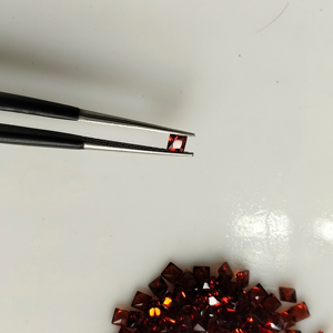 พลอยโกเมนสีแดงธรรมชาติ 2.5 มม. ทรงสี่เหลี่ยมเจียระไนแบบเจ้าหญิง คุณภาพดีที่สุด สำหรับทำเครื่องประดับ - Product Image 1