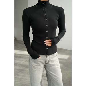 Blusa negra de cuello alto con botones a presión - Product Image 1