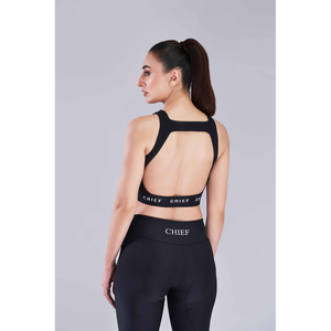 Sujetador deportivo de nivel negro y mallas deportivas alineadas - Product Image 1