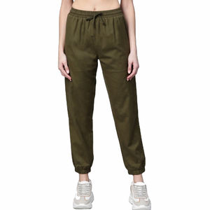 Pantalon de jogging léger à coupe étroite et fuselé pour femmes en coton et élasthanne avec logo personnalisé noir avec poches - Product Image 2