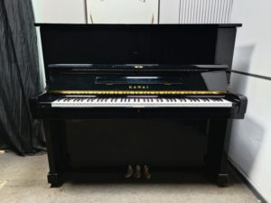 Piano Vertical Mecánico de Segunda Mano KAWAI KU2 Hecho en Japón, Excelente Calidad de Sonido - Product Image 2