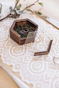 Boîte à bagues recyclable en papier Boîte à bijoux en bois de noyer noir massif à graver Organisateur de bijoux de voyage Porte-bague Cadeau à bas prix - Product Image 4