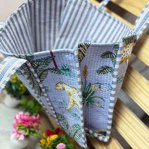 กระเป๋าโท้ทผ้าควิลท์ลายสัตว์ป่าสีน้ำเงิน ทำมือจากผ้าฝ้ายอินเดีย สไตล์โบโฮ ใช้สะพายไหล่ ใช้ซ้ำได้ เหมาะสำหรับเดินทางและไปตลาด - Product Image 4