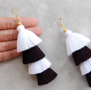 Boucles d'oreilles à franges en pompons noir et blanc, faites à la main, dorées, longues - Product Image 2